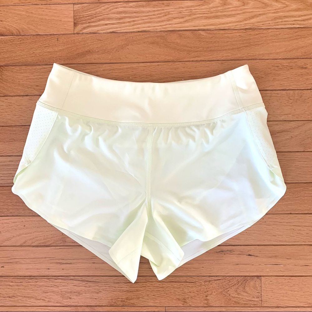 Athleta Run With It 3.5” Shorts Tequila Green Size S